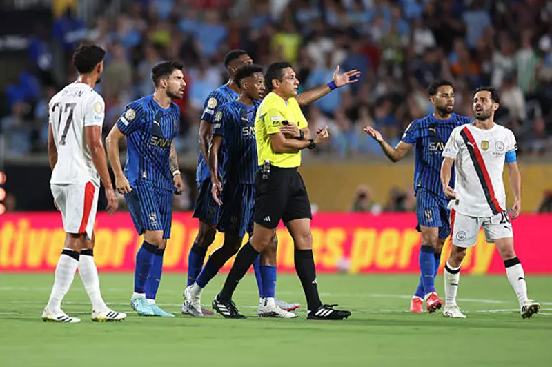 اعتراض لاعب الهلال على الحكم خيسوس فالينزويلا بعد 